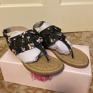 Lacy green 8.5 Not Rated sandals, NIB